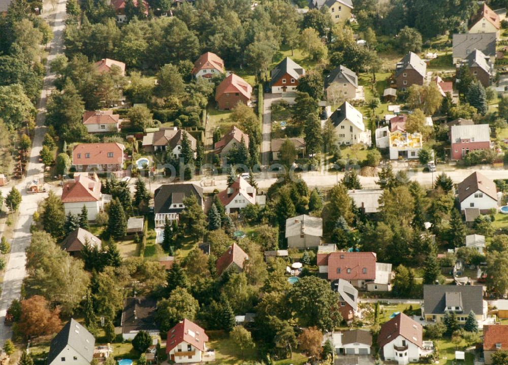 Berlin-Mahlsdorf from above - Blick auf das Wohngebiet an der Mannheimer Straße - Durlacher Straße in Berlin-Mahlsdorf. View of the residential area at the street Mannheimer Strasse - Durlacher Strasse in the district Mahlsdorf.