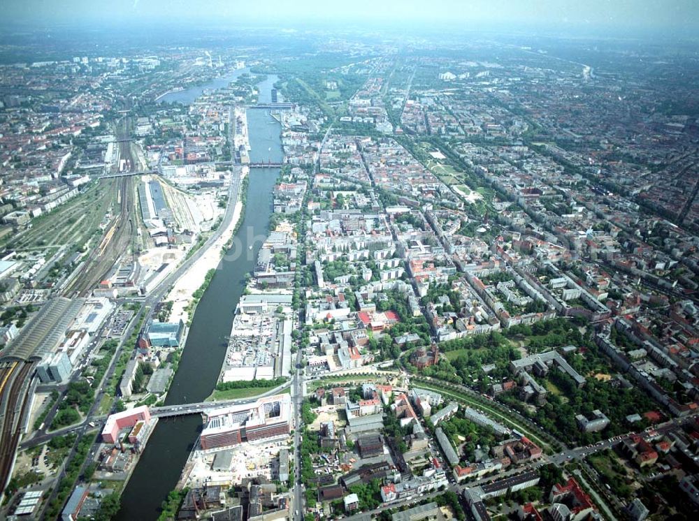 Aerial photograph Berlin - Friedrichshain-Kreuzberg - Blick auf das Wohngebiet am Mariannenplatz am Bezirksamt Kreuzberg in Berlin Friedrichshain-Kreuzberg.