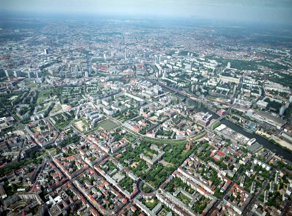 Berlin - Friedrichshain-Kreuzberg from above - Blick auf das Wohngebiet am Mariannenplatz am Bezirksamt Kreuzberg in Berlin Friedrichshain-Kreuzberg.