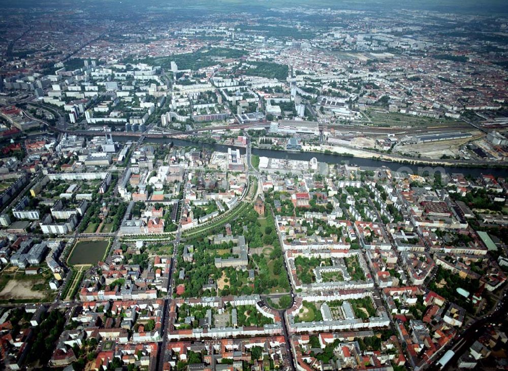 Berlin - Friedrichshain-Kreuzberg from the bird's eye view: Blick auf das Wohngebiet am Mariannenplatz am Bezirksamt Kreuzberg in Berlin Friedrichshain-Kreuzberg.