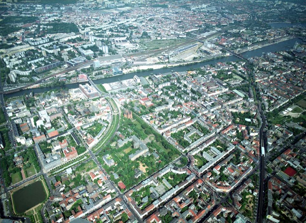 Aerial image Berlin - Friedrichshain-Kreuzberg - Blick auf das Wohngebiet am Mariannenplatz am Bezirksamt Kreuzberg in Berlin Friedrichshain-Kreuzberg.