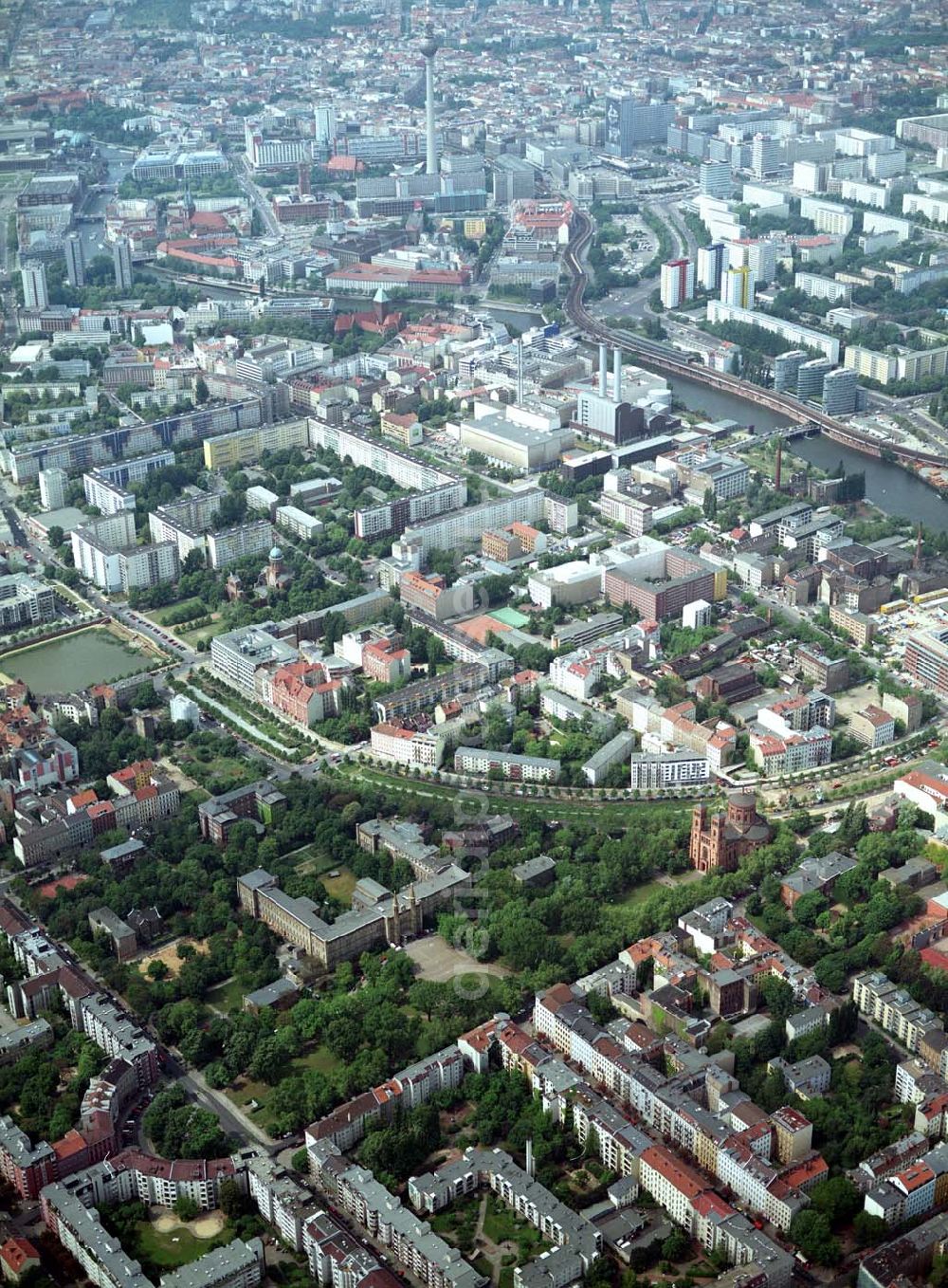 Aerial photograph Berlin - Friedrichshain-Kreuzberg - Blick auf das Wohngebiet am Mariannenplatz am Bezirksamt Kreuzberg in Berlin Friedrichshain-Kreuzberg.