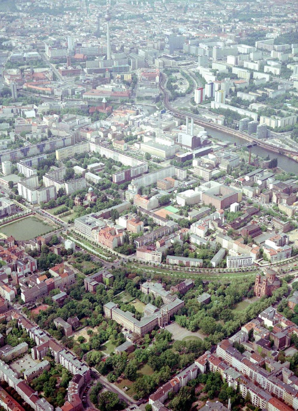 Berlin - Friedrichshain-Kreuzberg from the bird's eye view: Blick auf das Wohngebiet am Mariannenplatz am Bezirksamt Kreuzberg in Berlin Friedrichshain-Kreuzberg.