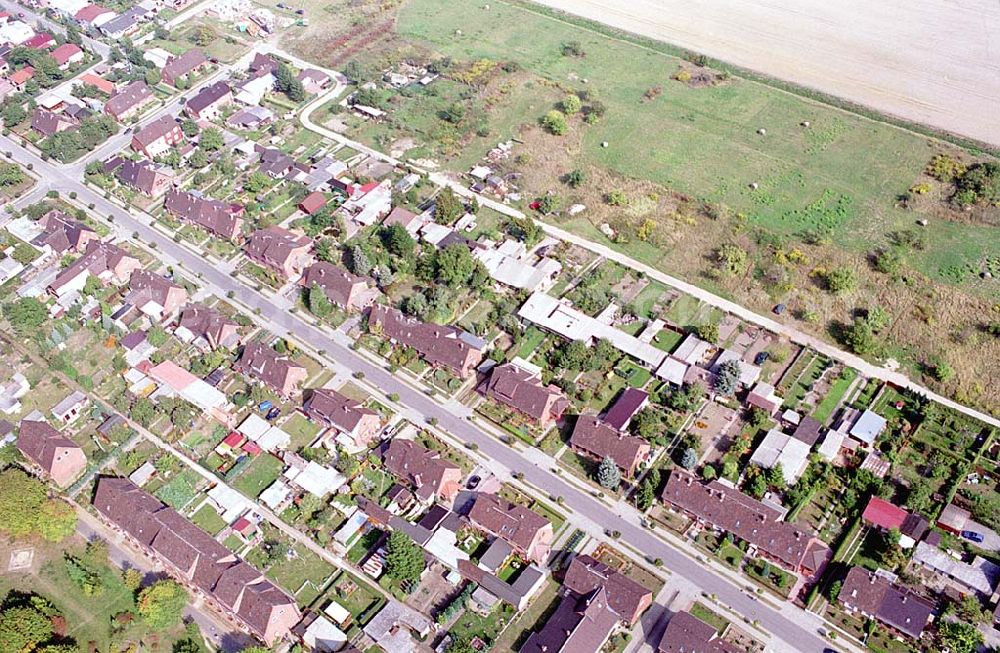 Aerial image Mirow / Mecklenburg - Blick auf ein Wohngebiet an der Schillerstrasse in Mirow / Mecklenburg Vorpommern 16.09.03