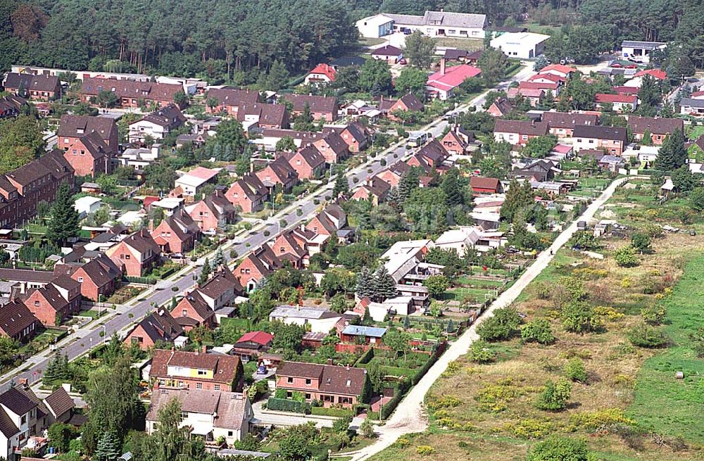 Aerial image Mirow / Mecklenburg Vorpommern - Blick auf ein Wohngebiet an der Schillerstrasse in Mirow / Mecklenburg Vorpommern am Mirower See 16.09.03