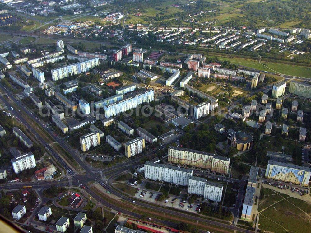 Aerial image Lodz - 30.08.2005 Lodz; Lodz ist die zweitgrößte Stadt Polens und gleichzeitig die Hauptstadt des gleichnamigen Verwaltungsbezirks. Sie liegt im Zentrum des Landes – rund 120 km südwestlich der Landeshauptstadt Warschau – und bildet den polnischen Mittelpunkt im Bereich der Textilindustrie, des Weiteren in der Unterhaltungs- und Elektronikbranche.