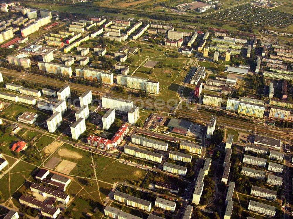 Aerial photograph Lodz - 30.08.2005 Lodz; Lodz ist die zweitgrößte Stadt Polens und gleichzeitig die Hauptstadt des gleichnamigen Verwaltungsbezirks. Sie liegt im Zentrum des Landes – rund 120 km südwestlich der Landeshauptstadt Warschau – und bildet den polnischen Mittelpunkt im Bereich der Textilindustrie, des Weiteren in der Unterhaltungs- und Elektronikbranche.