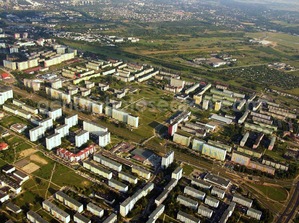 Lodz from above - 30.08.2005 Lodz; Lodz ist die zweitgrößte Stadt Polens und gleichzeitig die Hauptstadt des gleichnamigen Verwaltungsbezirks. Sie liegt im Zentrum des Landes – rund 120 km südwestlich der Landeshauptstadt Warschau – und bildet den polnischen Mittelpunkt im Bereich der Textilindustrie, des Weiteren in der Unterhaltungs- und Elektronikbranche.