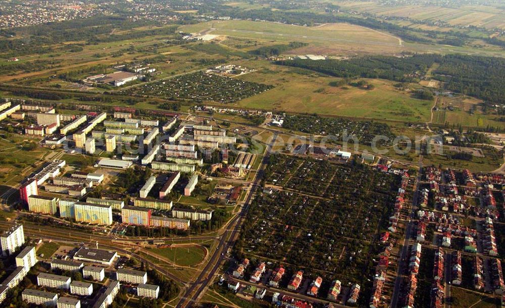 Lodz from the bird's eye view: 30.08.2005 Lodz; Lodz ist die zweitgrößte Stadt Polens und gleichzeitig die Hauptstadt des gleichnamigen Verwaltungsbezirks. Sie liegt im Zentrum des Landes – rund 120 km südwestlich der Landeshauptstadt Warschau – und bildet den polnischen Mittelpunkt im Bereich der Textilindustrie, des Weiteren in der Unterhaltungs- und Elektronikbranche.