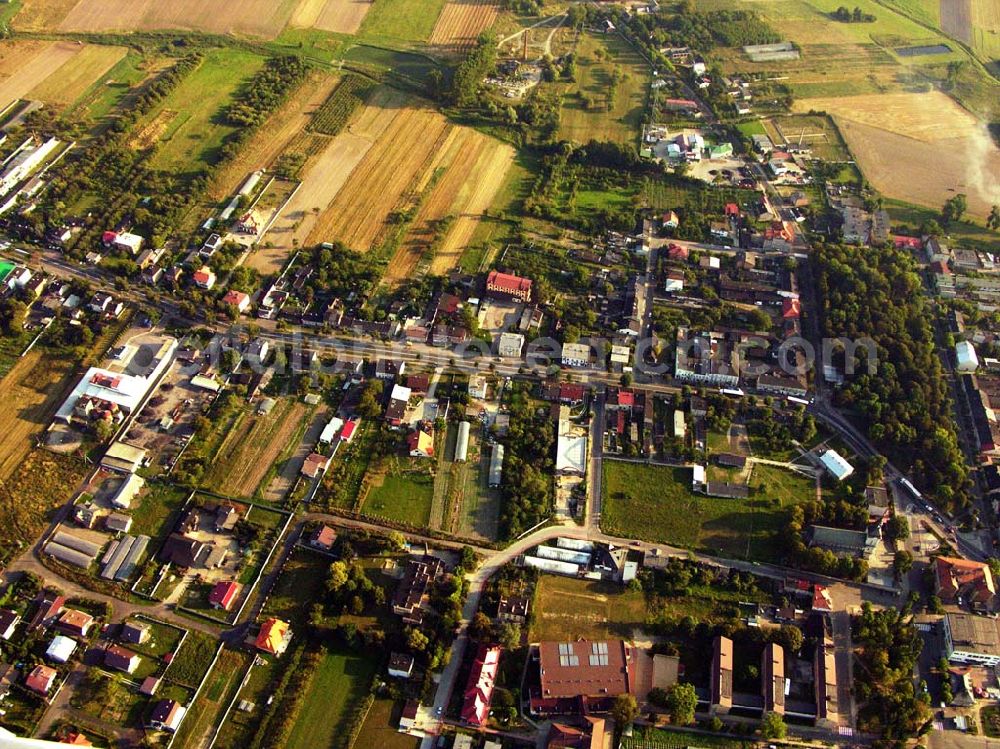 Aerial photograph Lodz - 30.08.2005 Lodz; Lodz ist die zweitgrößte Stadt Polens und gleichzeitig die Hauptstadt des gleichnamigen Verwaltungsbezirks. Sie liegt im Zentrum des Landes – rund 120 km südwestlich der Landeshauptstadt Warschau – und bildet den polnischen Mittelpunkt im Bereich der Textilindustrie, des Weiteren in der Unterhaltungs- und Elektronikbranche.