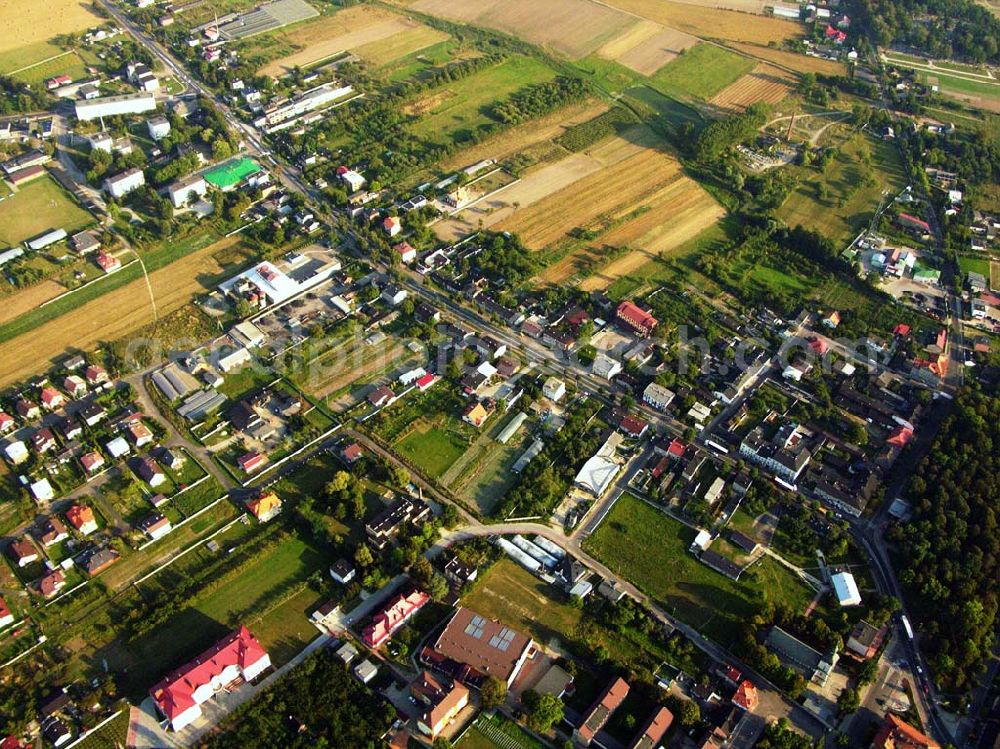 Lodz from above - 30.08.2005 Lodz; Lodz ist die zweitgrößte Stadt Polens und gleichzeitig die Hauptstadt des gleichnamigen Verwaltungsbezirks. Sie liegt im Zentrum des Landes – rund 120 km südwestlich der Landeshauptstadt Warschau – und bildet den polnischen Mittelpunkt im Bereich der Textilindustrie, des Weiteren in der Unterhaltungs- und Elektronikbranche.