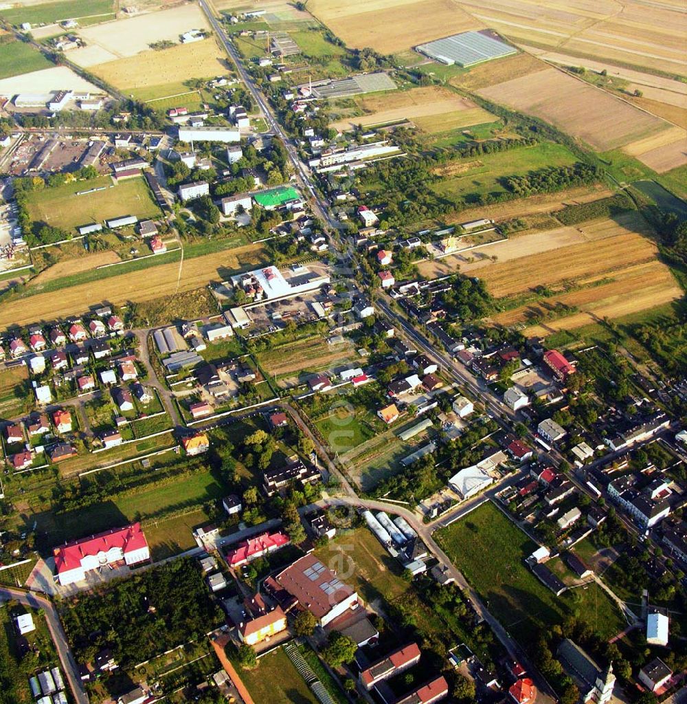 Lodz from the bird's eye view: 30.08.2005 Lodz; Lodz ist die zweitgrößte Stadt Polens und gleichzeitig die Hauptstadt des gleichnamigen Verwaltungsbezirks. Sie liegt im Zentrum des Landes – rund 120 km südwestlich der Landeshauptstadt Warschau – und bildet den polnischen Mittelpunkt im Bereich der Textilindustrie, des Weiteren in der Unterhaltungs- und Elektronikbranche.