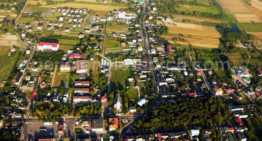 Aerial photograph Lodz - 30.08.2005 Lodz; Lodz ist die zweitgrößte Stadt Polens und gleichzeitig die Hauptstadt des gleichnamigen Verwaltungsbezirks. Sie liegt im Zentrum des Landes – rund 120 km südwestlich der Landeshauptstadt Warschau – und bildet den polnischen Mittelpunkt im Bereich der Textilindustrie, des Weiteren in der Unterhaltungs- und Elektronikbranche.