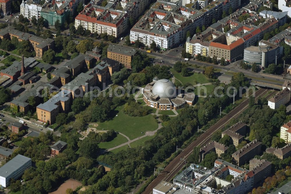 Berlin from the bird's eye view: View of the residential area on Thaelmannpark in Prenzlauer Berg with the Zeiss Planetarium in Berlin