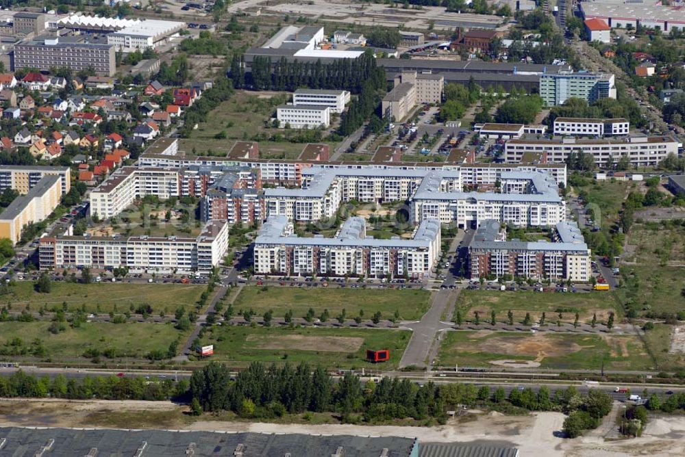 Hohenschönhausen from the bird's eye view: Neubau Wohngebiet weiße Taube seit 1994 in Berlin Hohenschönhausen an der Landberger Allee, Rhinstraße