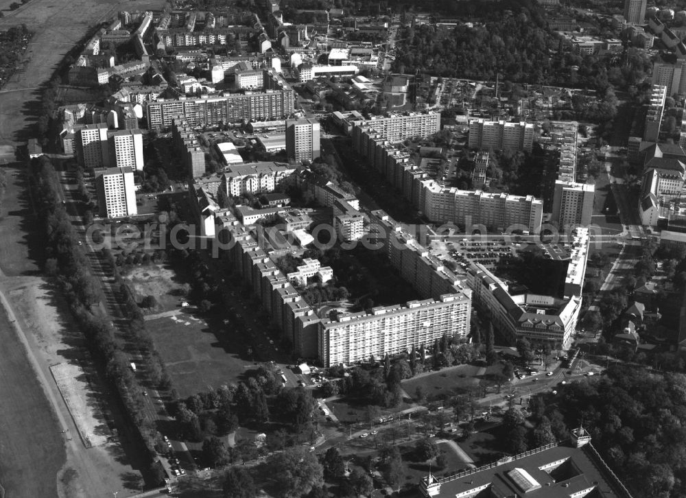 Aerial photograph Dresden - View of the residential area between Florian Geyer Road and Gerokstrasse in Dresden OT Johann city in the federal state of Saxony. In the foreground is below the District Court of Dresden