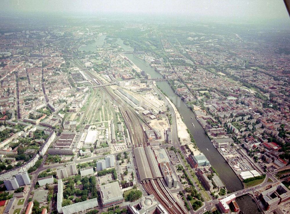 Aerial image Berlin - Friedrichshain - Wohngebiete am Berliner Ostbahnhof - Oberbaumbrücke in Berlin Friedrichshain - Kreuzberg.