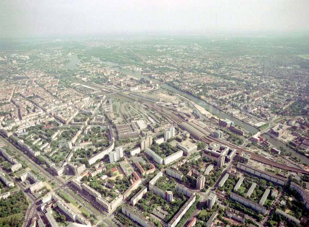 Berlin - Friedrichshain from above - Wohngebiete am Berliner Ostbahnhof - Oberbaumbrücke in Berlin Friedrichshain - Kreuzberg.