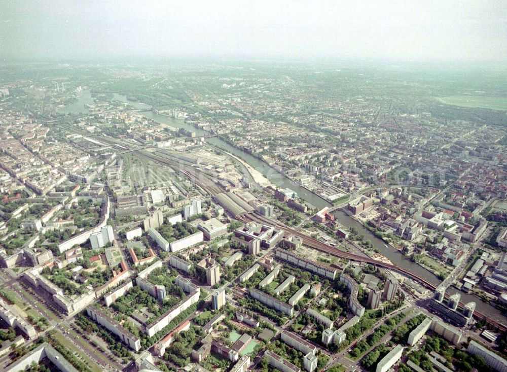 Berlin - Friedrichshain from the bird's eye view: Wohngebiete am Berliner Ostbahnhof - Oberbaumbrücke in Berlin Friedrichshain - Kreuzberg.