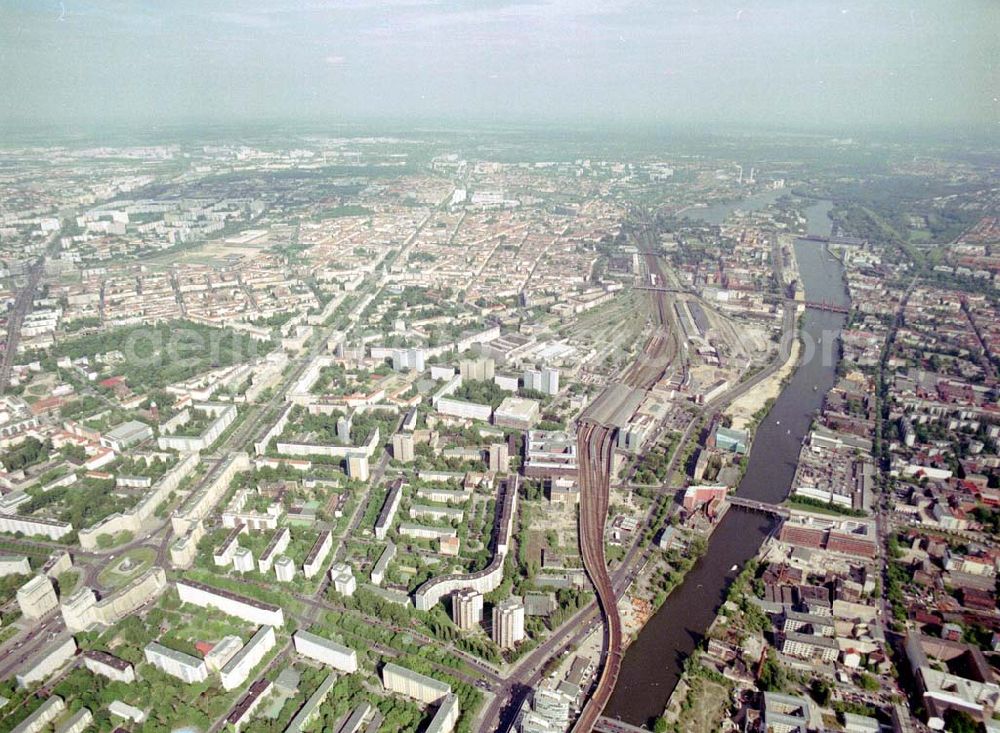 Aerial image Berlin - Friedrichshain - Wohngebiete am Berliner Ostbahnhof - Oberbaumbrücke in Berlin Friedrichshain - Kreuzberg.