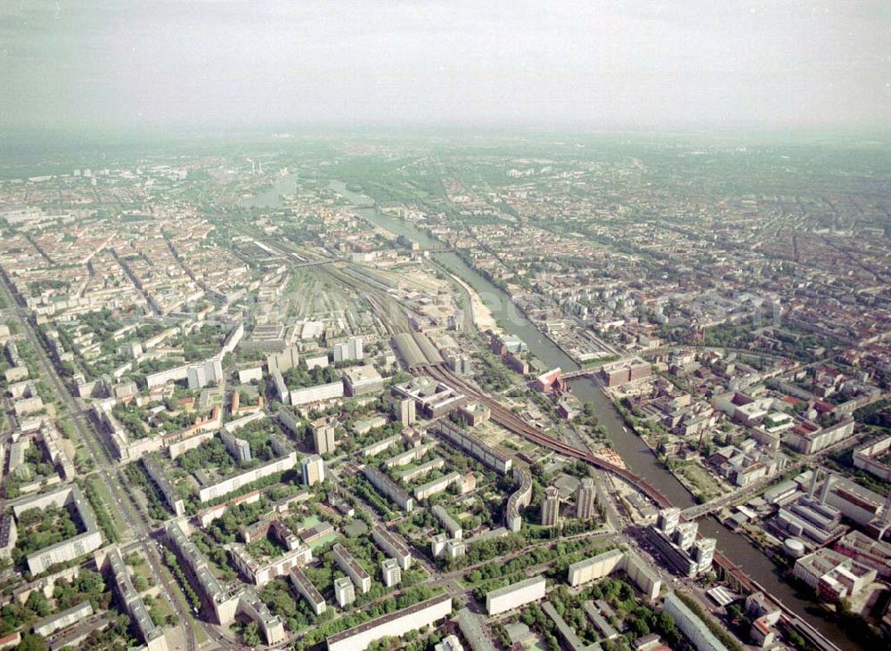 Aerial photograph Berlin - Friedrichshain - Wohngebiete am Berliner Ostbahnhof - Oberbaumbrücke in Berlin Friedrichshain - Kreuzberg.