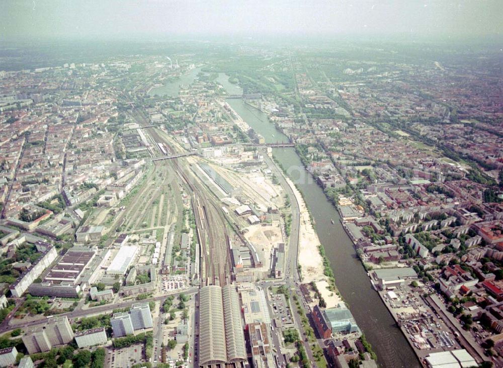 Aerial image Berlin - Friedrichshain - Wohngebiete am Berliner Ostbahnhof - Oberbaumbrücke in Berlin Friedrichshain - Kreuzberg.