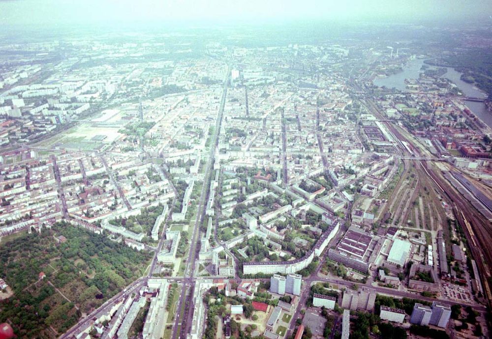 Berlin - Friedrichshain from the bird's eye view: Wohngebiete am Berliner Ostbahnhof - Oberbaumbrücke in Berlin Friedrichshain - Kreuzberg.