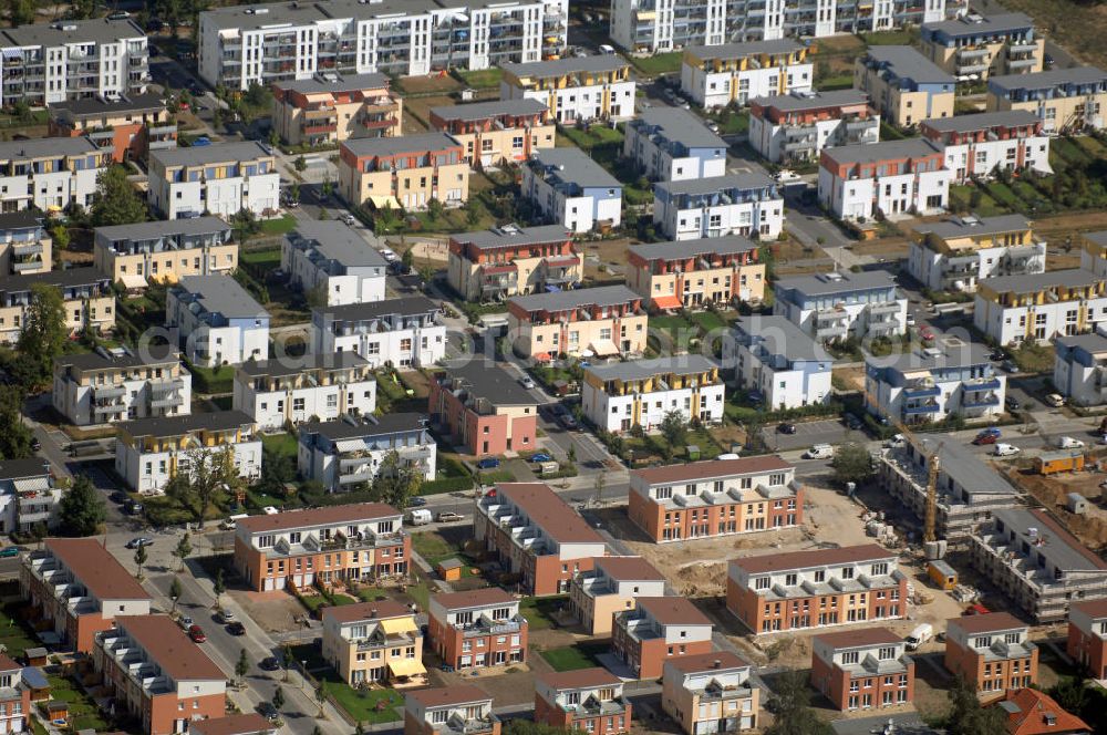 Berlin from above - Blick auf das Schweizer Viertel im Ortsteil Lichterfelde des Bezirks Steglitz-Zehlendorf in Berlin. Das Viertel entstand nach Plänen des Architekten Johann Anton Wilhelm von Carstenn. Die Einfamilienhäuser in günstiger Lage bestechen durch Kalksandstein-Massivbauweise und diverse Extras wie Vollunterkellerung und ein ausgebautes Dachstudio. Die Verwaltung erfolgt durch die Strategis AG. Kontakt: STRATEGIS AG, Torstr. 49, 10119 Berlin, Tel. +49 (0)30 44353-0; Gagfah Group, Zentralbereich Akquisition, Huyssenallee 36-38, 45128 Essen.