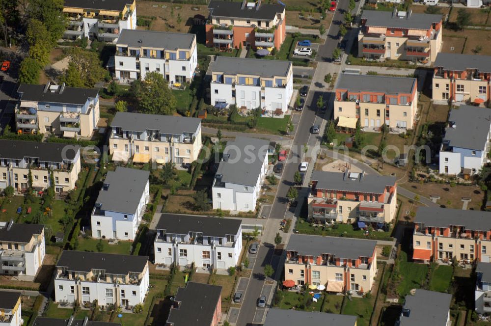 Aerial image Berlin - Blick auf das Schweizer Viertel im Ortsteil Lichterfelde des Bezirks Steglitz-Zehlendorf in Berlin. Das Viertel entstand nach Plänen des Architekten Johann Anton Wilhelm von Carstenn. Die Einfamilienhäuser in günstiger Lage bestechen durch Kalksandstein-Massivbauweise und diverse Extras wie Vollunterkellerung und ein ausgebautes Dachstudio. Die Verwaltung erfolgt durch die Strategis AG. Kontakt: STRATEGIS AG, Torstr. 49, 10119 Berlin, Tel. +49 (0)30 44353-0; Gagfah Group, Zentralbereich Akquisition, Huyssenallee 36-38, 45128 Essen.