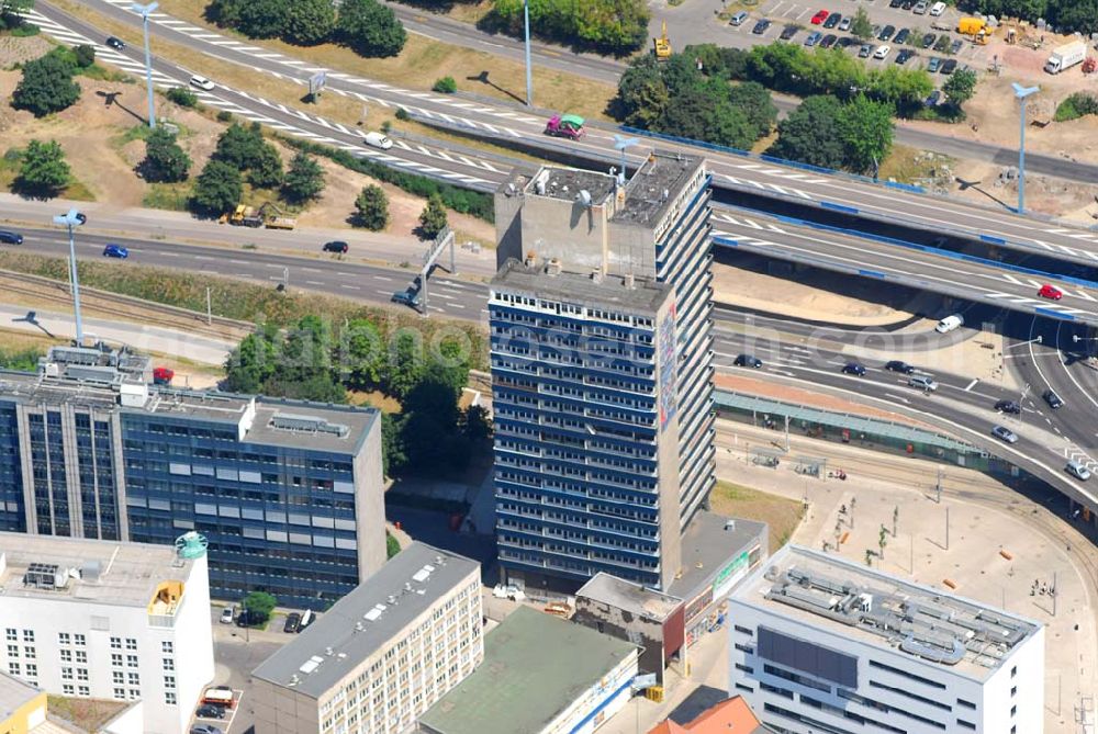 Halle/Saale from the bird's eye view: Blick auf ein Wohnhaus an der Magdeburger Straße in Halle in der Nähe des Hauptbahnhofs