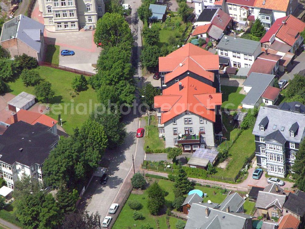 Friedrichroda / Thüringen from the bird's eye view: Blick auf die Wohnhäuser am Finsterberger Weg 4 in Friedrichroda (zwei bis drei Mehrfamilienhäuser im Bild).