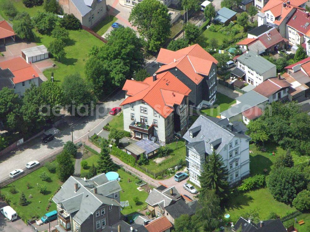 Aerial image Friedrichroda / Thüringen - Blick auf die Wohnhäuser am Finsterberger Weg 4 in Friedrichroda (zwei bis drei Mehrfamilienhäuser im Bild).