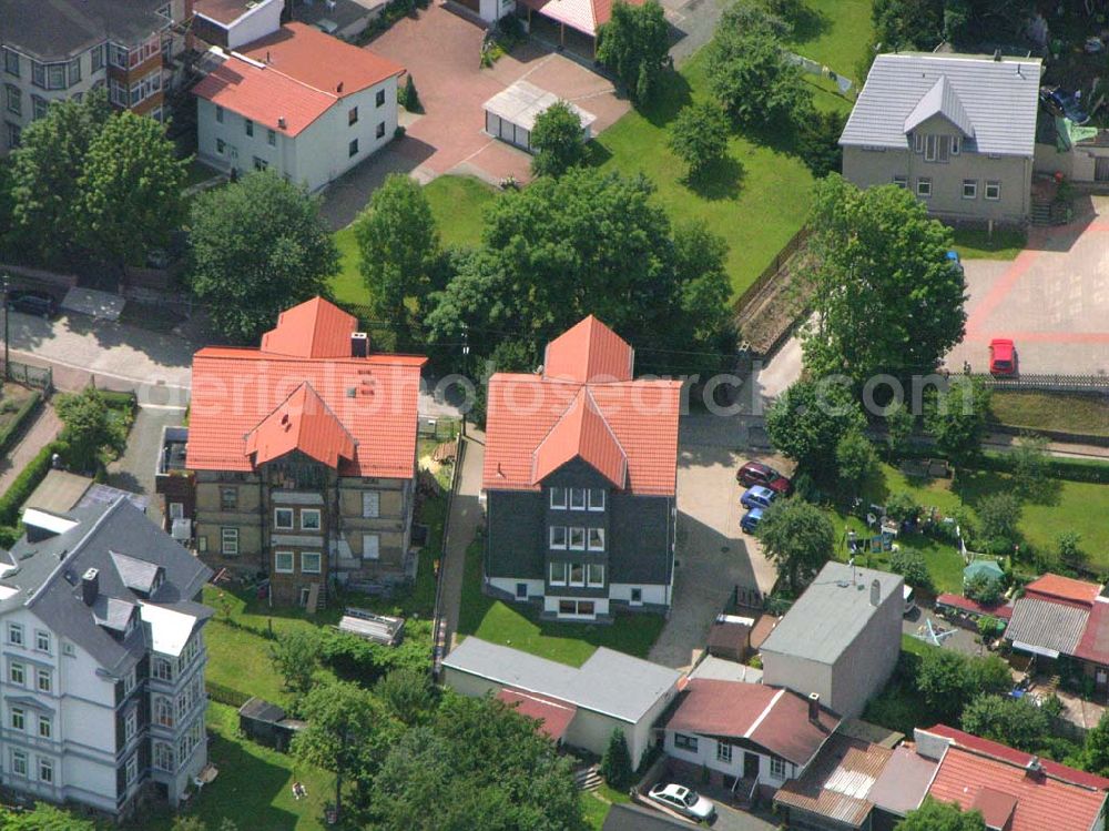 Aerial photograph Friedrichroda / Thüringen - Blick auf die Wohnhäuser am Finsterberger Weg 4 in Friedrichroda (zwei bis drei Mehrfamilienhäuser im Bild).