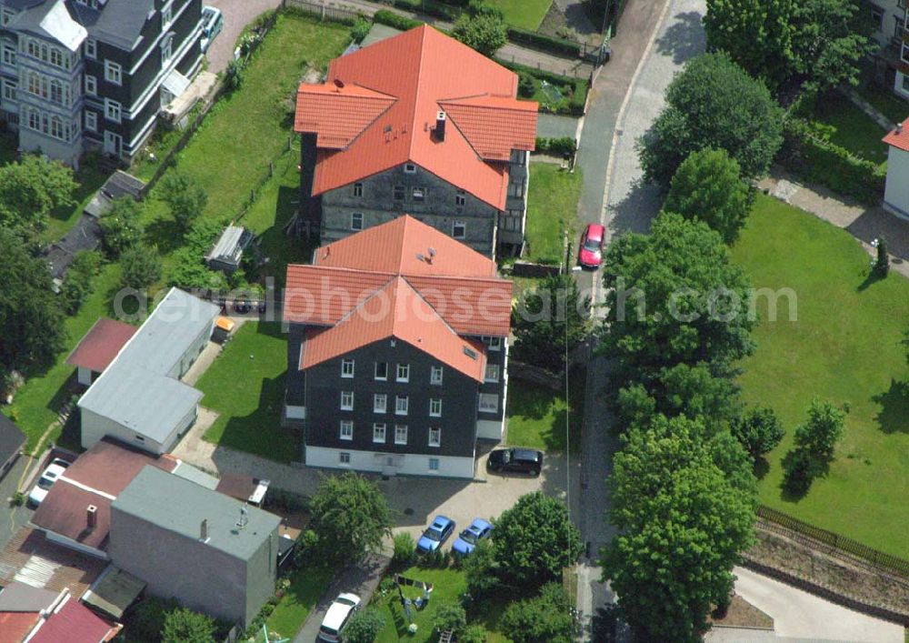 Aerial image Friedrichroda / Thüringen - Blick auf die Wohnhäuser am Finsterberger Weg 4 in Friedrichroda (zwei bis drei Mehrfamilienhäuser im Bild).