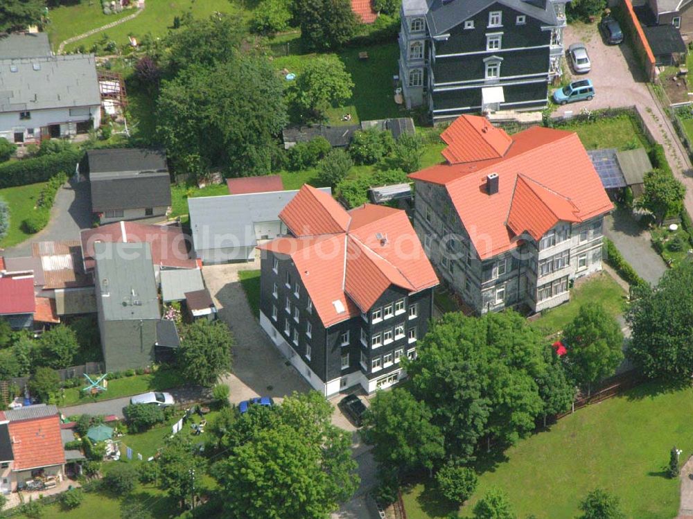 Aerial photograph Friedrichroda / Thüringen - Blick auf die Wohnhäuser am Finsterberger Weg 4 in Friedrichroda (zwei bis drei Mehrfamilienhäuser im Bild).