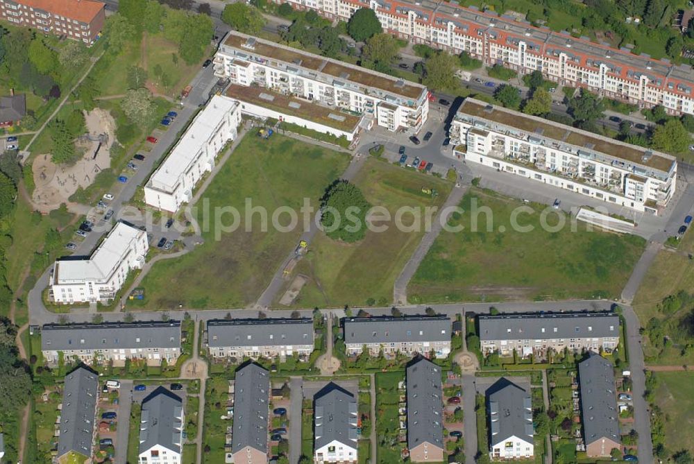 Aerial image Berlin - Blick auf Wohnhäuser und Grundstücke der CDS Berlin GmbH an der Tauernallee in Berlin-Mariendorf