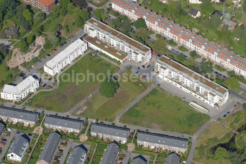 Aerial photograph Berlin - Blick auf Wohnhäuser und Grundstücke der CDS Berlin GmbH an der Tauernallee in Berlin-Mariendorf