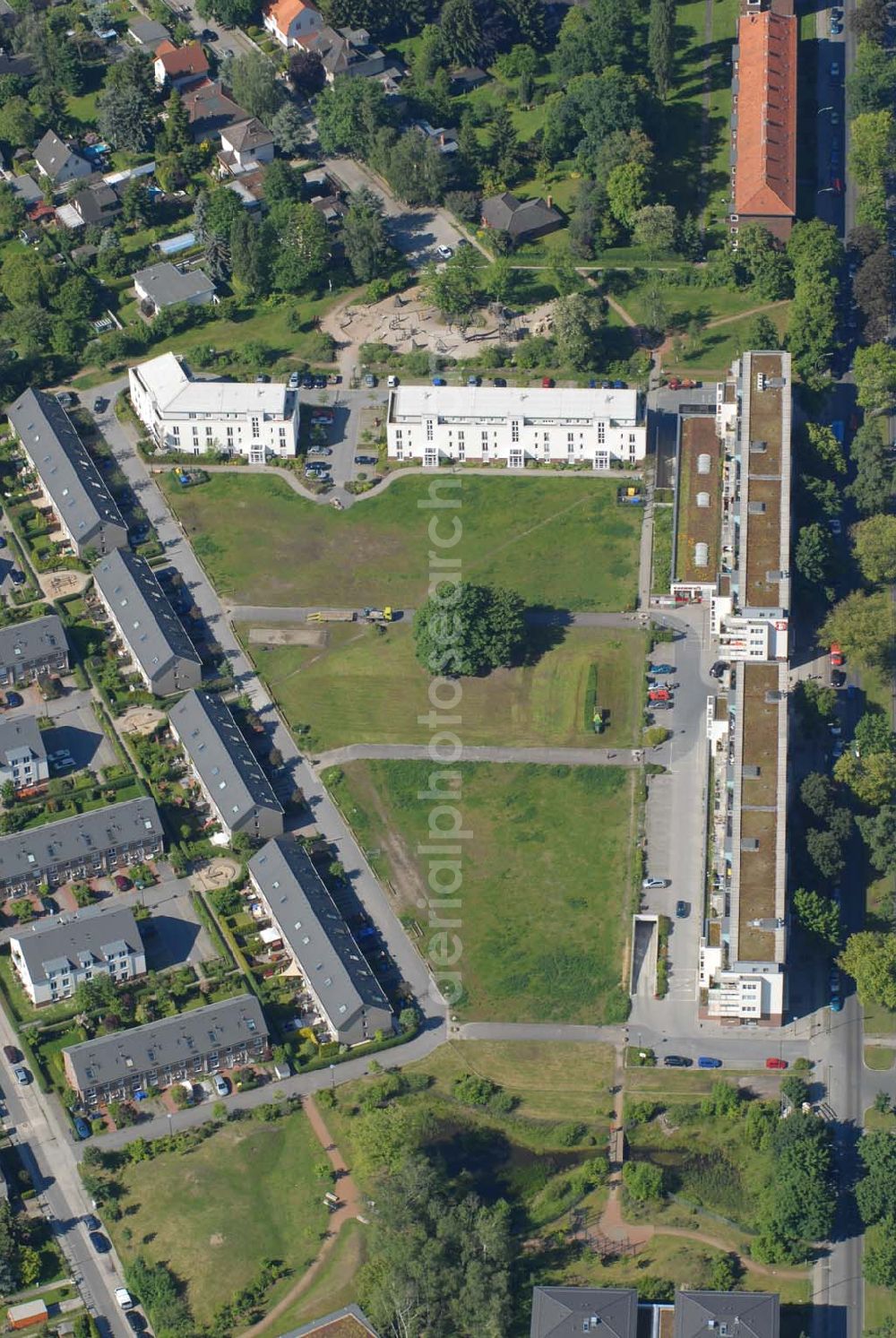 Berlin from above - Blick auf Wohnhäuser und Grundstücke der CDS Berlin GmbH an der Tauernallee in Berlin-Mariendorf