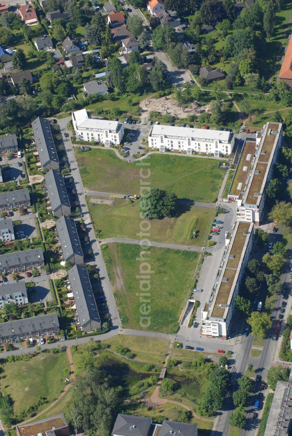 Berlin from the bird's eye view: Blick auf Wohnhäuser und Grundstücke der CDS Berlin GmbH an der Tauernallee in Berlin-Mariendorf