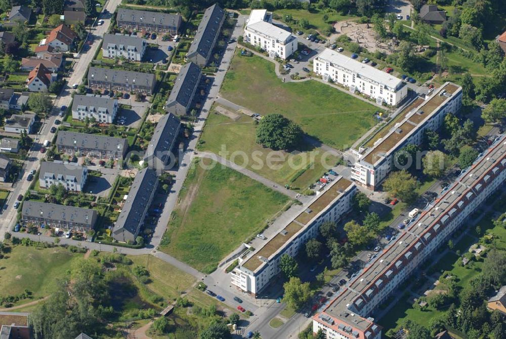 Aerial image Berlin - Blick auf Wohnhäuser und Grundstücke der CDS Berlin GmbH an der Tauernallee in Berlin-Mariendorf