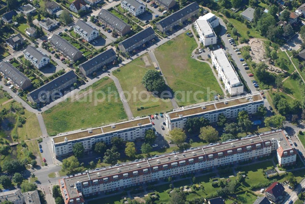 Aerial photograph Berlin - Blick auf Wohnhäuser und Grundstücke der CDS Berlin GmbH an der Tauernallee in Berlin-Mariendorf