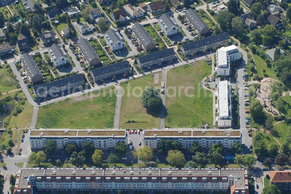 Berlin from above - Blick auf Wohnhäuser und Grundstücke der CDS Berlin GmbH an der Tauernallee in Berlin-Mariendorf