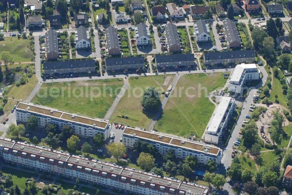 Berlin from the bird's eye view: Blick auf Wohnhäuser und Grundstücke der CDS Berlin GmbH an der Tauernallee in Berlin-Mariendorf