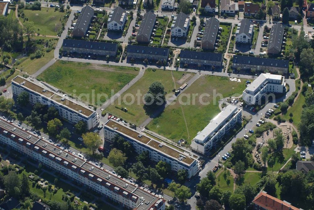 Aerial image Berlin - Blick auf Wohnhäuser und Grundstücke der CDS Berlin GmbH an der Tauernallee in Berlin-Mariendorf