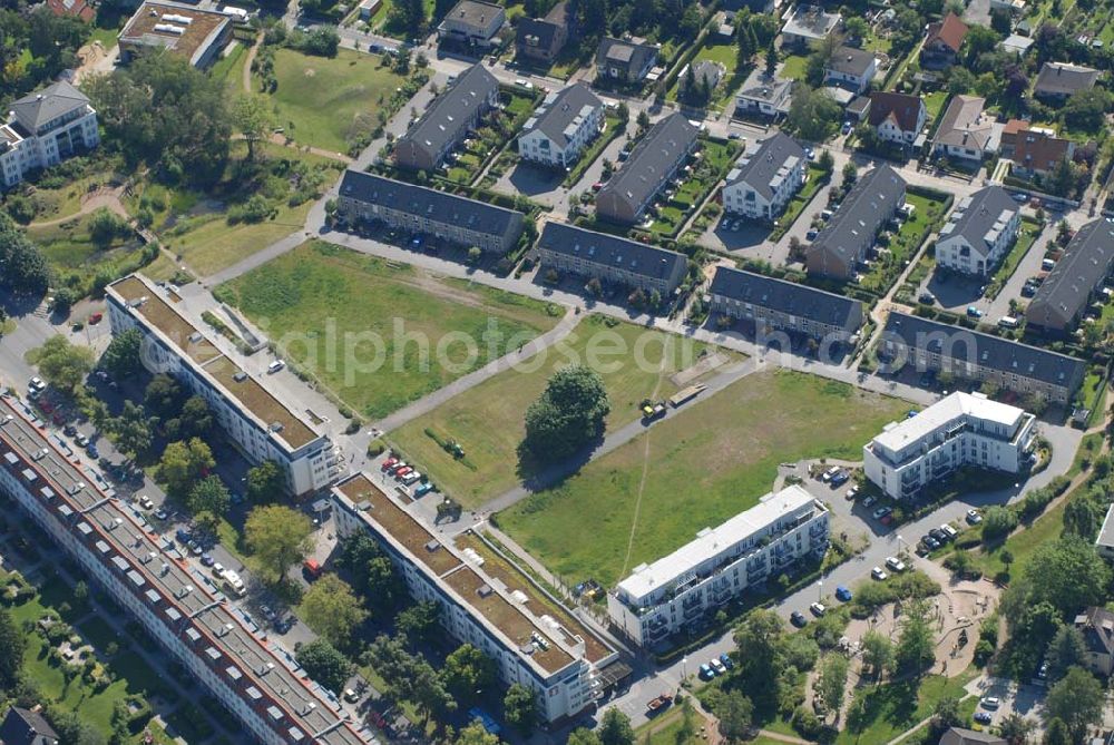 Aerial photograph Berlin - Blick auf Wohnhäuser und Grundstücke der CDS Berlin GmbH an der Tauernallee in Berlin-Mariendorf