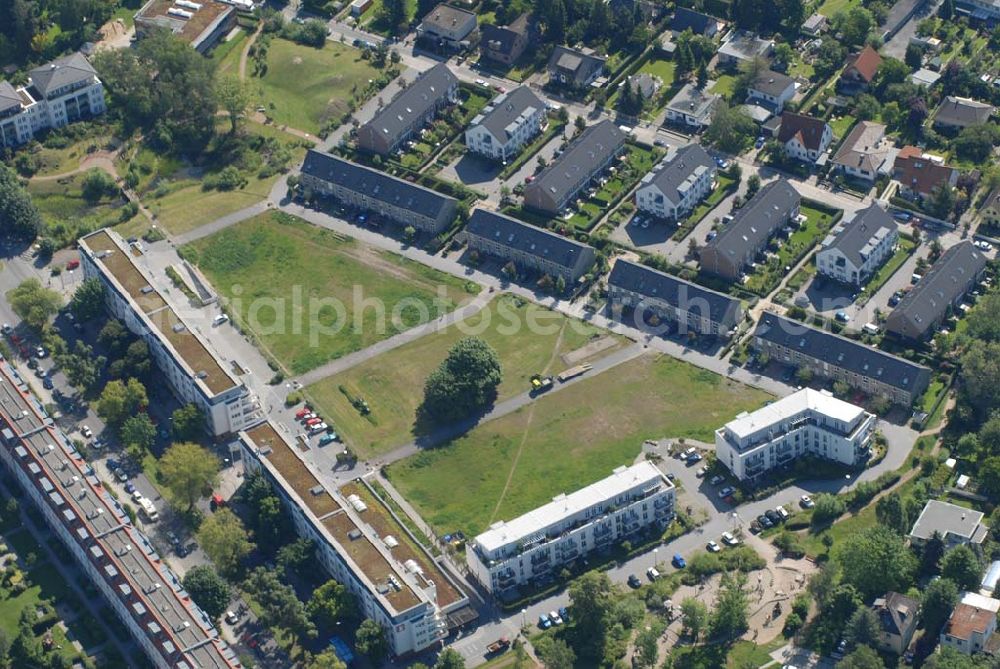 Berlin from above - Blick auf Wohnhäuser und Grundstücke der CDS Berlin GmbH an der Tauernallee in Berlin-Mariendorf