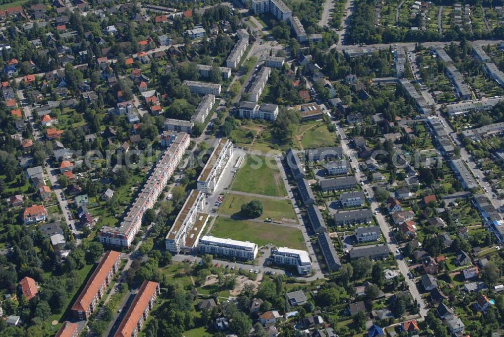 Berlin from the bird's eye view: Blick auf Wohnhäuser und Grundstücke der CDS Berlin GmbH an der Tauernallee in Berlin-Mariendorf