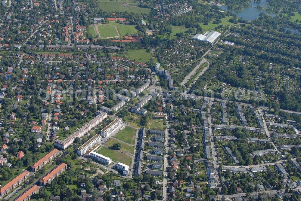 Aerial image Berlin - Blick auf Wohnhäuser und Grundstücke der CDS Berlin GmbH an der Tauernallee in Berlin-Mariendorf