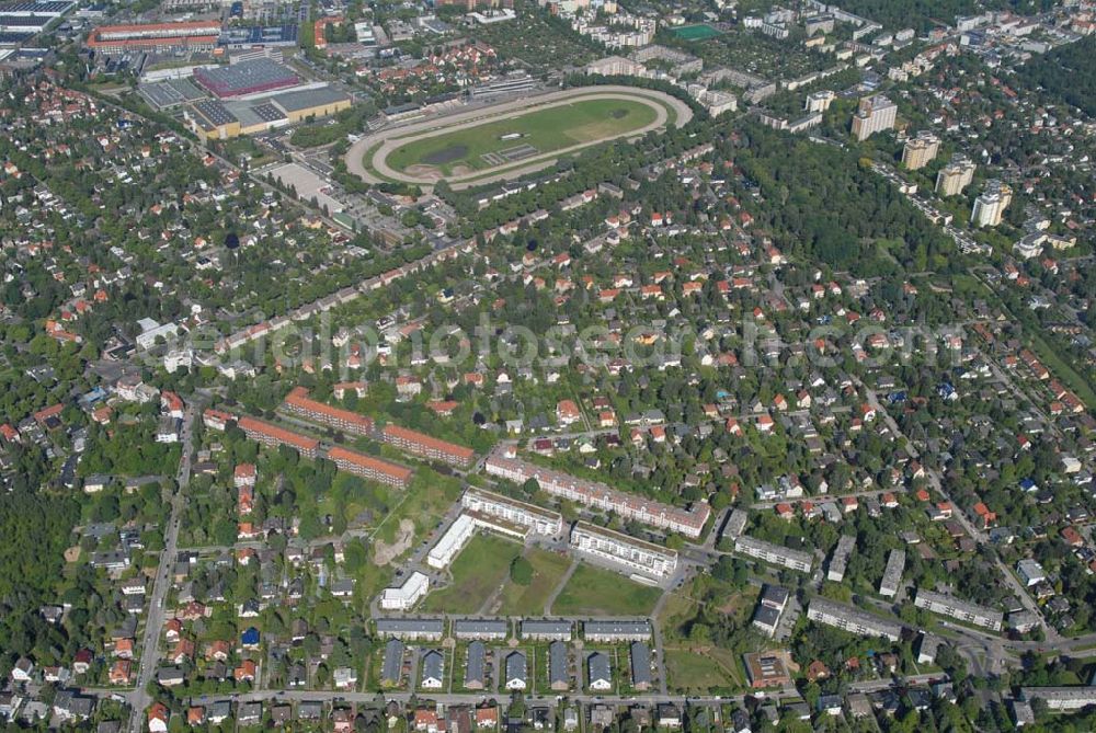 Berlin from above - Blick auf Wohnhäuser und Grundstücke der CDS Berlin GmbH an der Tauernallee in Berlin-Mariendorf