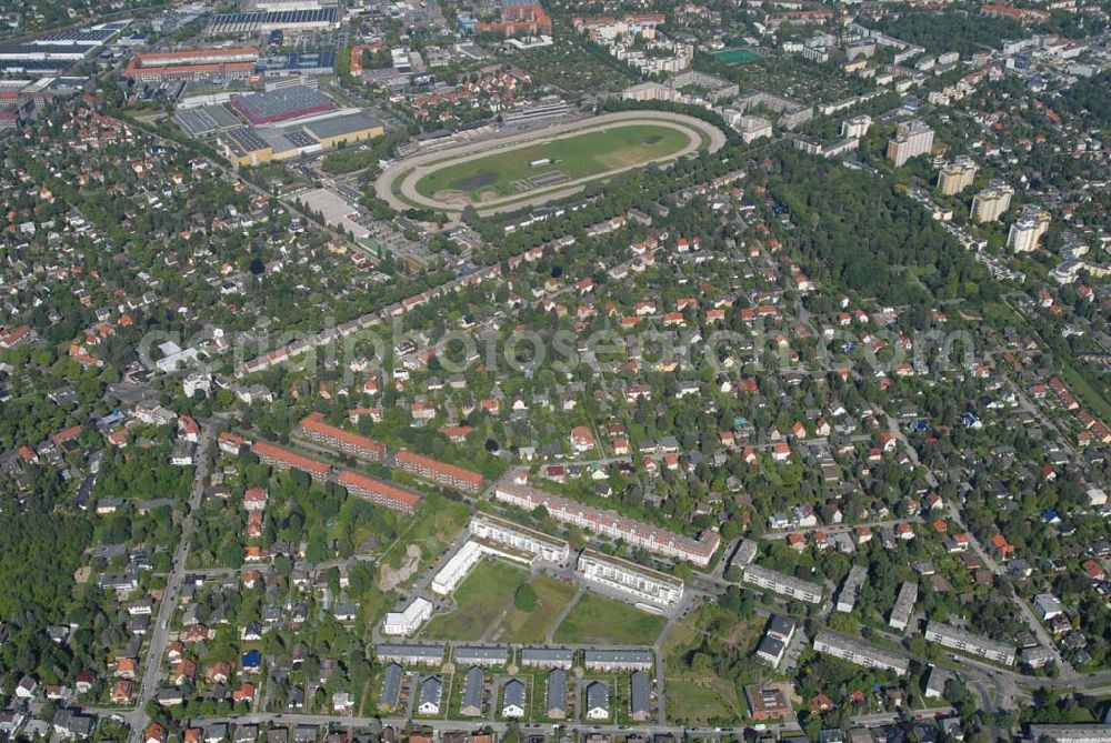 Berlin from the bird's eye view: Blick auf Wohnhäuser und Grundstücke der CDS Berlin GmbH an der Tauernallee in Berlin-Mariendorf